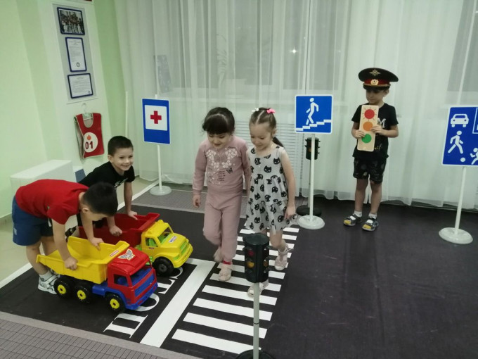 Каким же должен быть безопасный путь зимой в детский сад, узнали ребята группы «Смешарики» Каким же должен быть безопасный путь зимой в детский сад, узнали ребята группы «Смешарики».